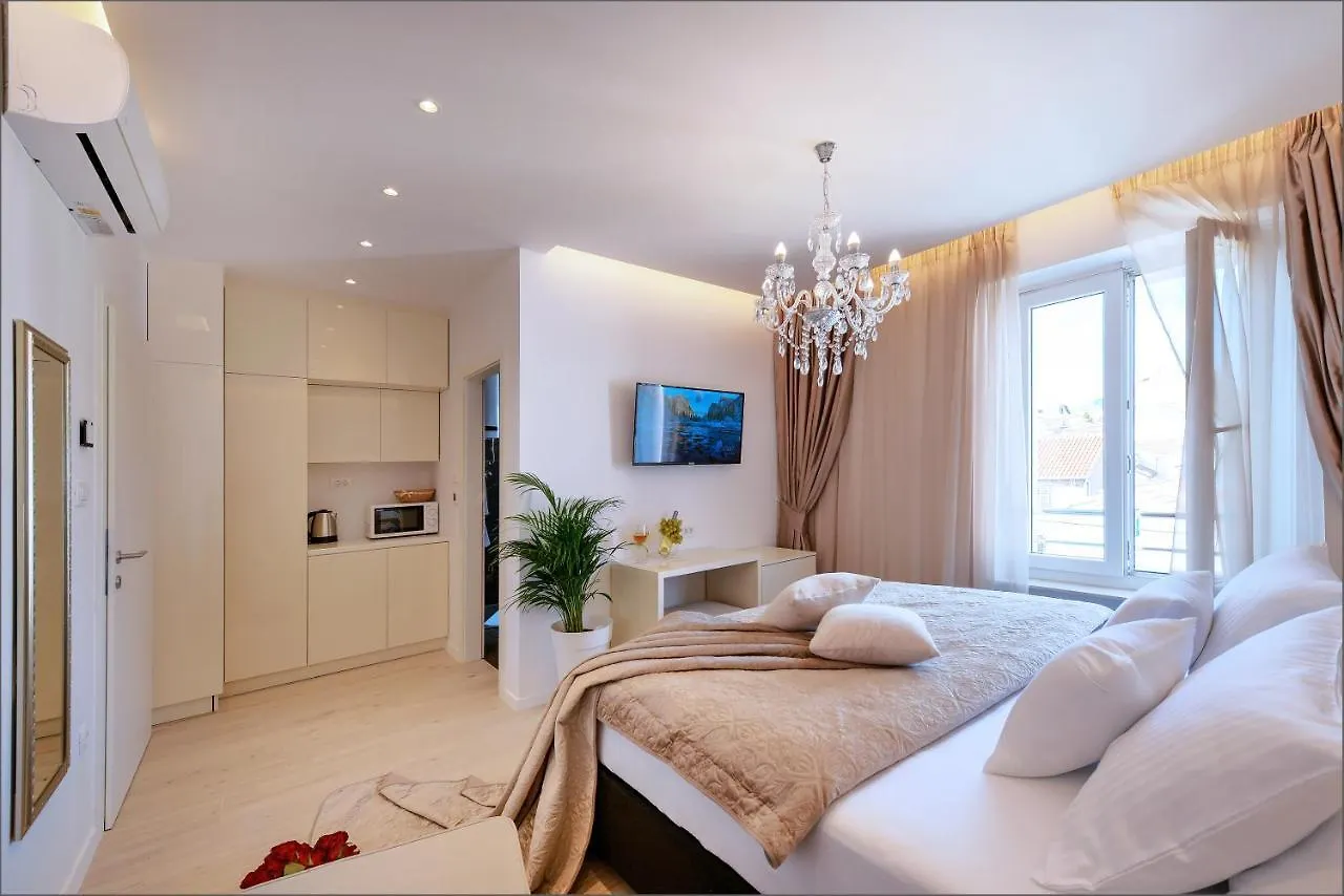 Via Porto Rooms Split 4*,